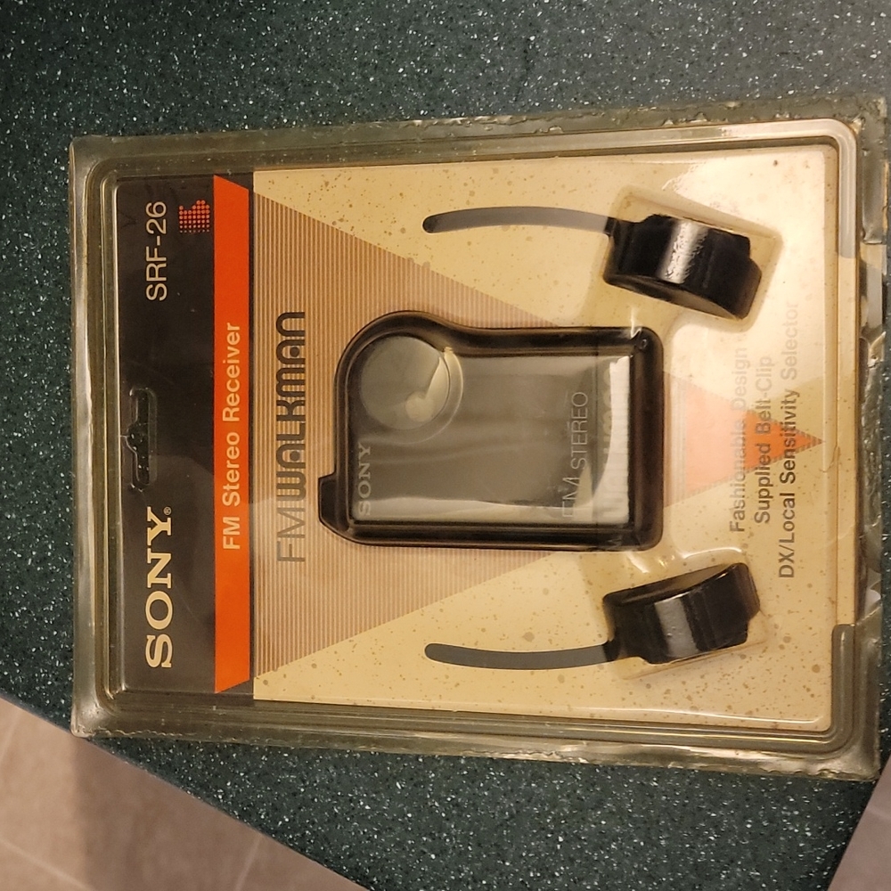 VINTAGE Sony SRF-26 FM WALKMAN